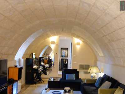 Da qui tramite una porta accederemmo agli interni della villa, che per� non visitiamo: degli antichi decori non � infatti rimasto nulla, solo nella tavernetta � ancora visibile la vecchia volta in pietra